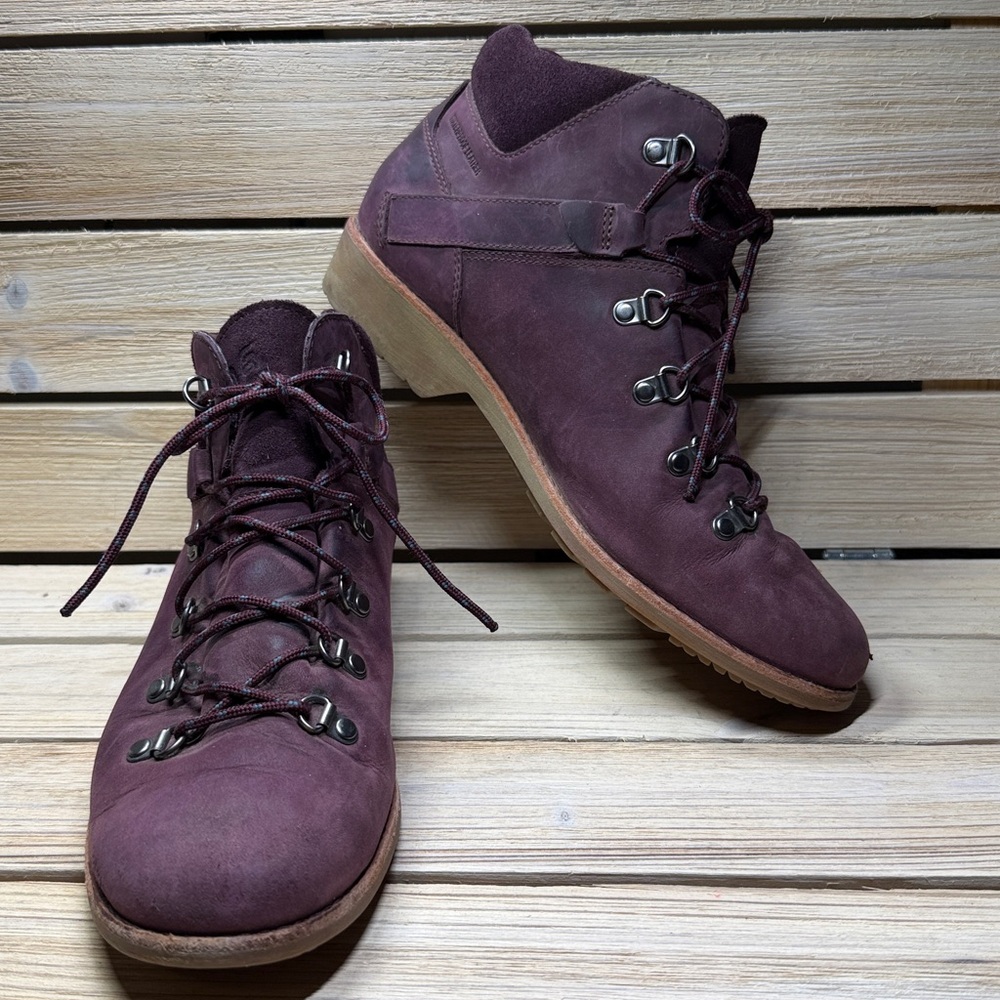 Teva® De La Vina Dos Alpine Low boot 
Size 9